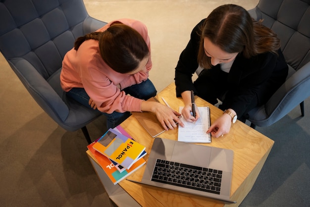 Kostenloses Foto menschen mit hohem winkel korrigieren grammatikfehler