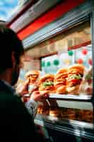 Kostenloses Foto menschen mit köstlicher burgermahlzeit