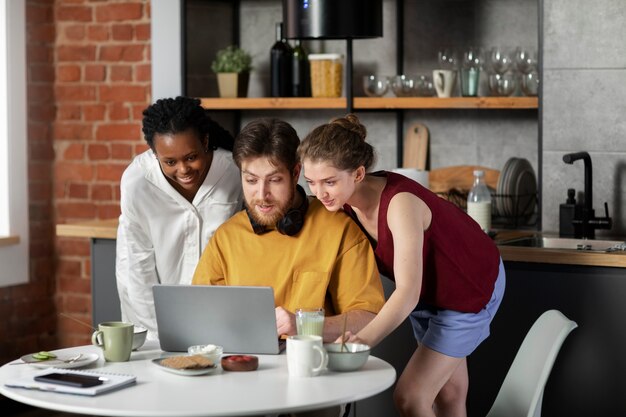 Menschen mit mittlerem Schuss, die auf den Laptop schauen