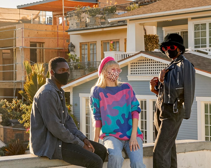 Kostenlose Foto menschen mit mittlerem schuss, die masken tragen