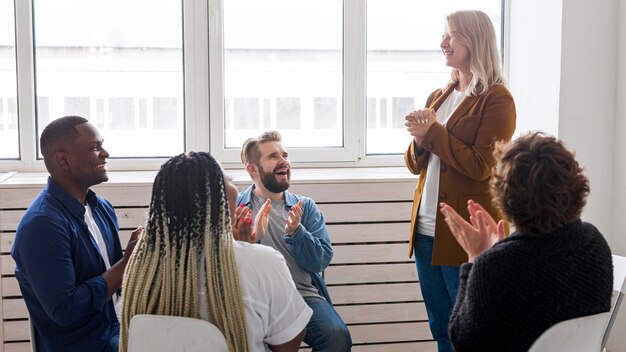 Menschen mit mittlerem Schuss klatschen