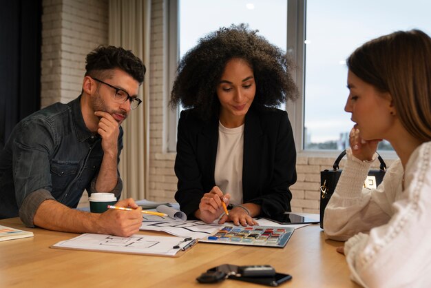 Menschen mit mittlerer Einstellung arbeiten zusammen