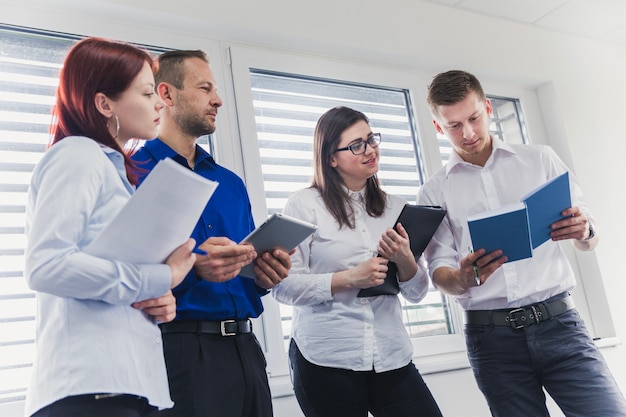 Menschen mit Notebooks im Büro