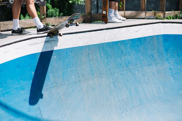 Kostenloses Foto menschen mit skateboards ernten