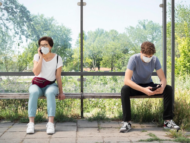 Kostenloses Foto menschen mit sozialem distanzierungskonzept