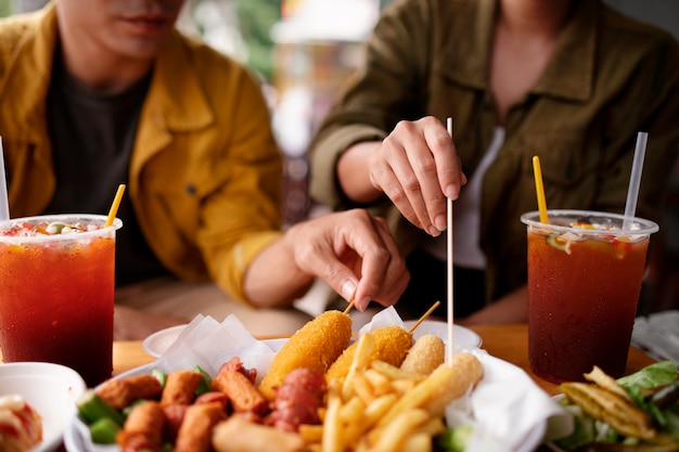 Menschen mit Vorderansicht, die am Tisch essen