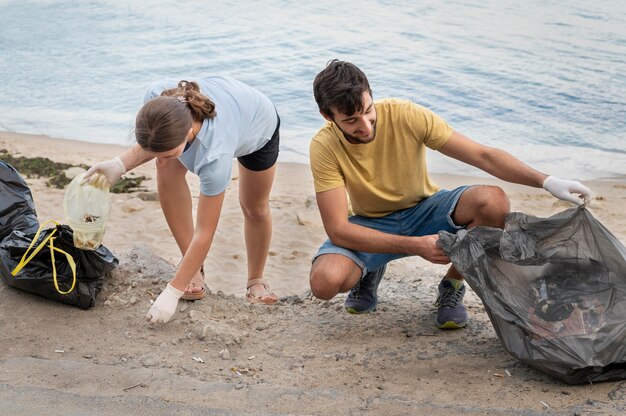 Menschen reinigen Müll aus der Natur