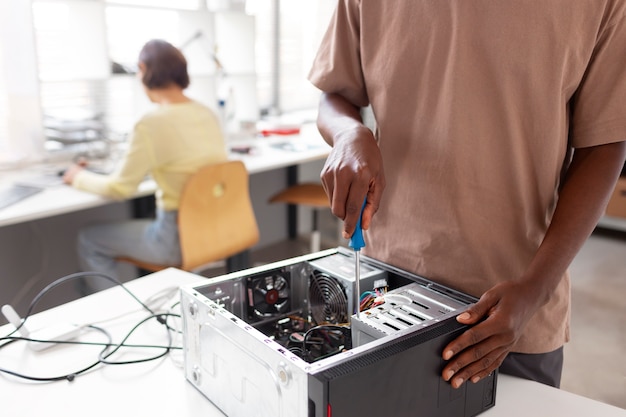 Menschen reparieren Computerchips
