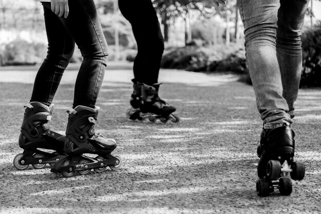 Menschen Rollschuhlaufen im Park