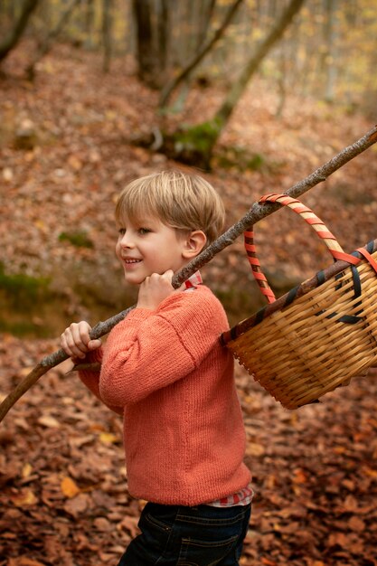 Menschen sammeln Nahrung aus dem Wald