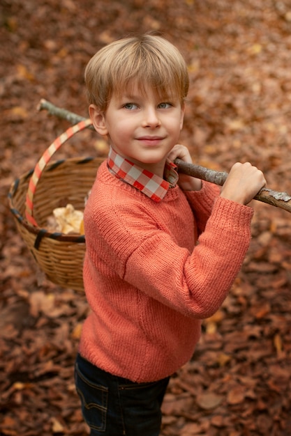 Menschen sammeln Nahrung aus dem Wald