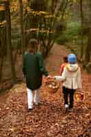 Kostenloses Foto menschen sammeln nahrung aus dem wald