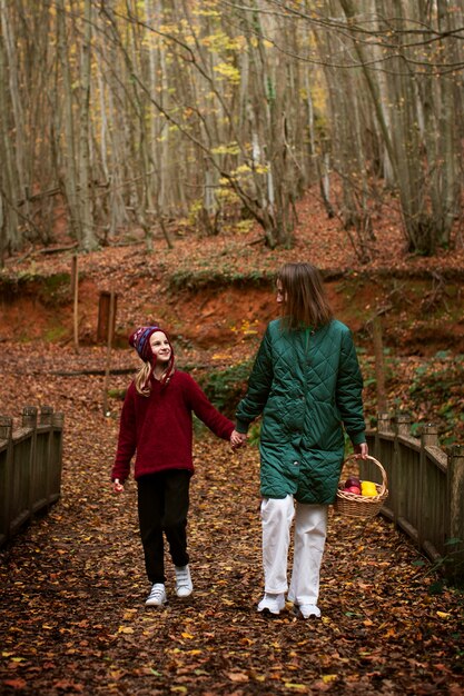 Menschen sammeln Nahrung aus dem Wald