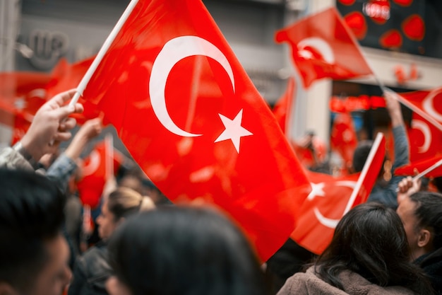 Menschen schwenken türkische Flagge beim Gedenken an den Atatürk-Jugend- und Sporttag
