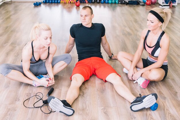 Menschen sitzen im Fitness-Studio