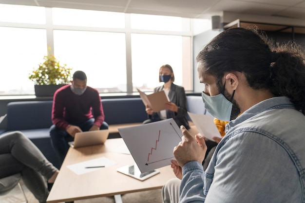 Kostenloses Foto menschen soziale distanzierung bei der arbeit