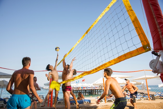 Menschen spielen volleyball