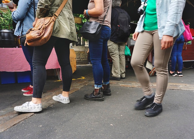 Menschen stehen Schlange vor einem Foodtruck