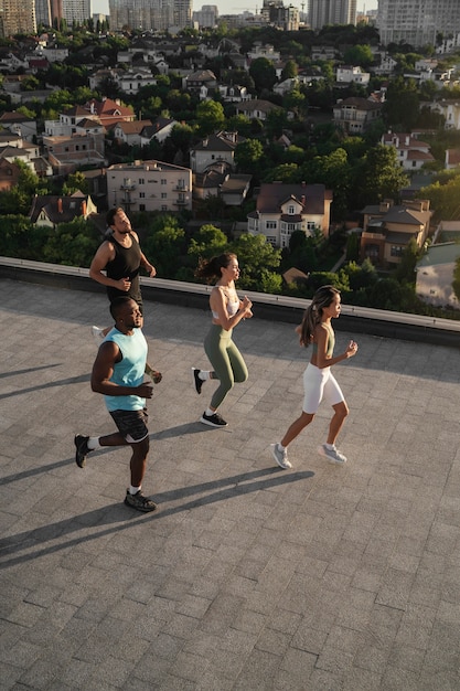 Menschen trainieren gemeinsam bei Sonnenuntergang im Freien