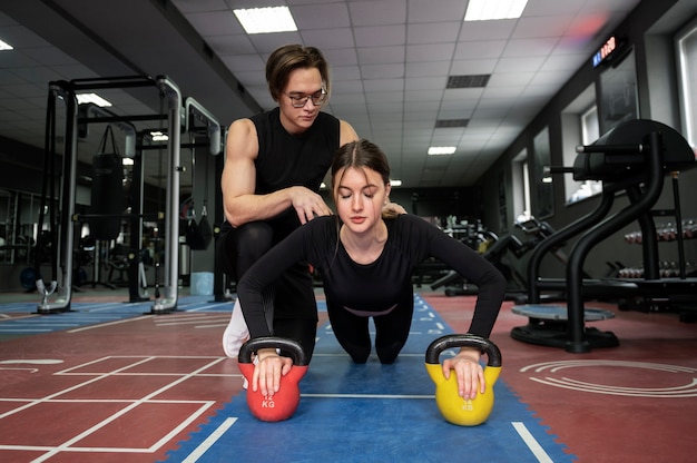 Menschen trainieren zusammen mit Gewichtheben