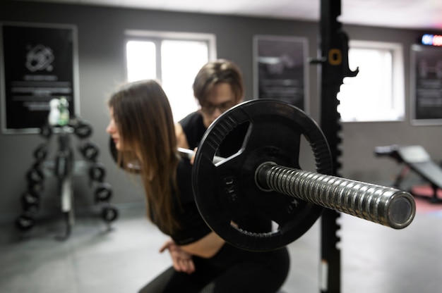Menschen trainieren zusammen mit Gewichtheben