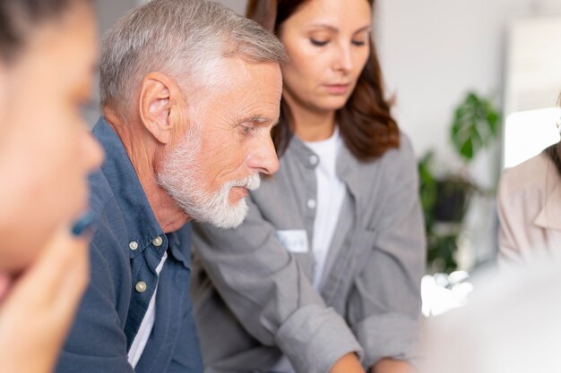 Menschen treffen sich im Gemeindezentrum