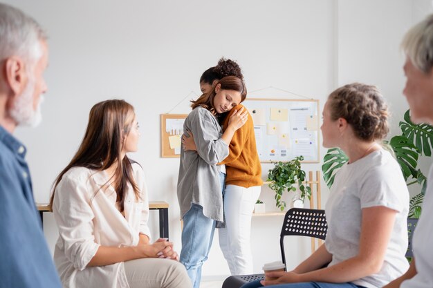 Menschen treffen sich im Gemeindezentrum