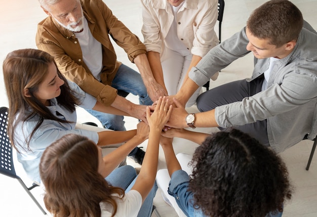 Menschen treffen sich im Gemeindezentrum