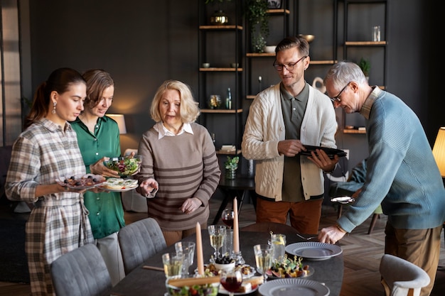 Menschen treffen sich zum Familientreffen