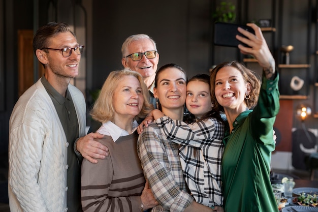 Kostenloses Foto menschen treffen sich zum familientreffen