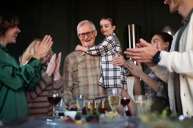 Kostenloses Foto menschen treffen sich zum familientreffen