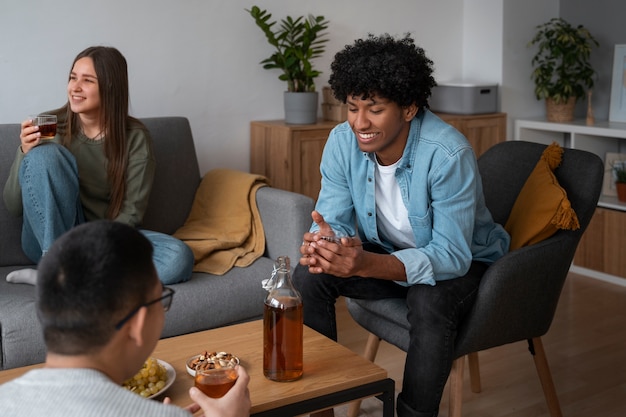 Kostenloses Foto menschen trinken kombucha bei einer versammlung