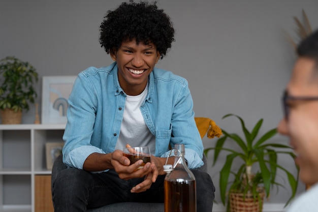 Kostenloses Foto menschen trinken kombucha bei einer versammlung