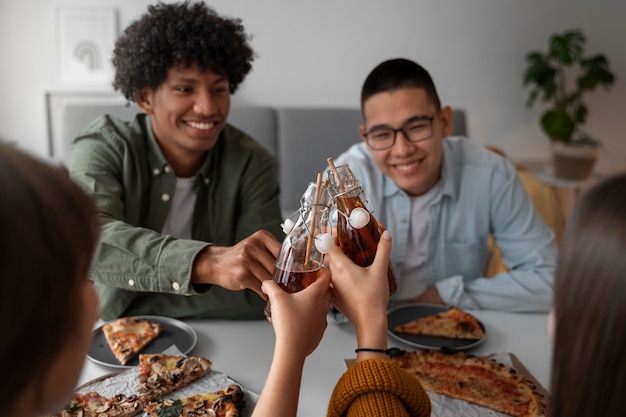 Kostenloses Foto menschen trinken kombucha bei einer versammlung