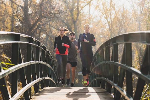 Kostenloses Foto menschen über eine brücke laufen