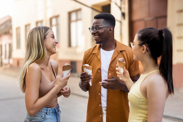 Menschen verbringen gemeinsam Zeit im Freien