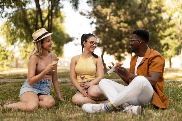 Menschen verbringen gemeinsam Zeit im Freien