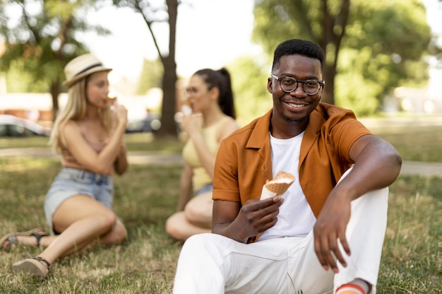 Menschen verbringen gemeinsam Zeit im Freien