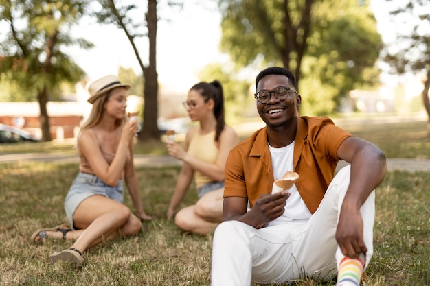 Menschen verbringen gemeinsam Zeit im Freien