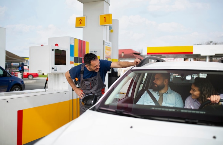 Kostenlose Foto menschen verbringen zeit an der tankstelle