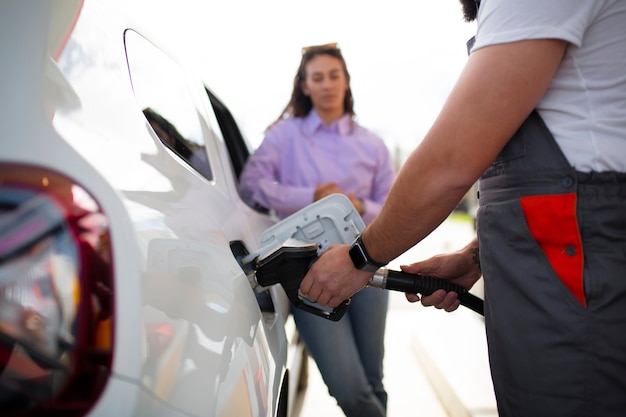 Kostenloses Foto menschen verbringen zeit an der tankstelle