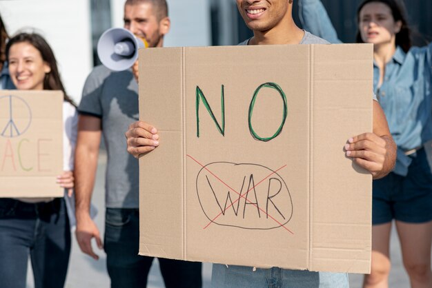 Menschen versammeln sich zur Demonstration