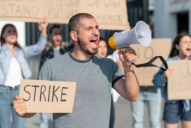 Kostenloses Foto menschen versammelten sich zum streik