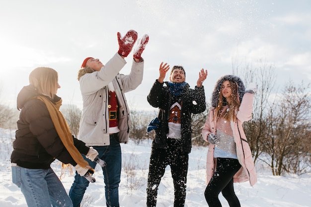 Kostenloses Foto menschen werfen schnee in der luft