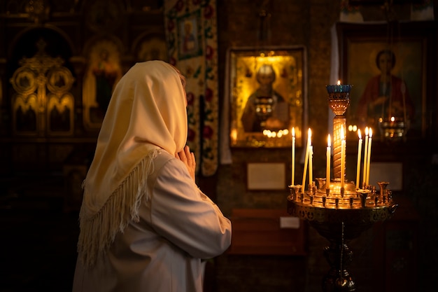 Menschen zünden Kerzen in der Kirche an, um das griechische Ostern zu feiern