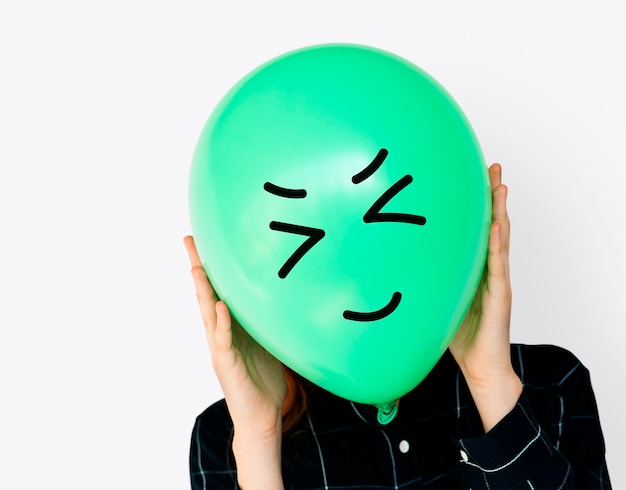 Kostenloses Foto menschengesichter bedeckt mit glücklichen ausdrucks-emotions-ballons