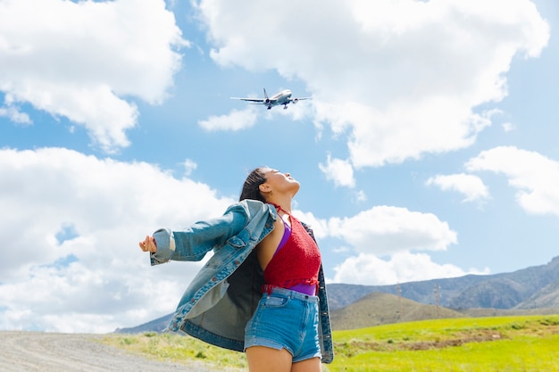 Menschenporträt mit Flugzeug, das in den Himmel fliegt