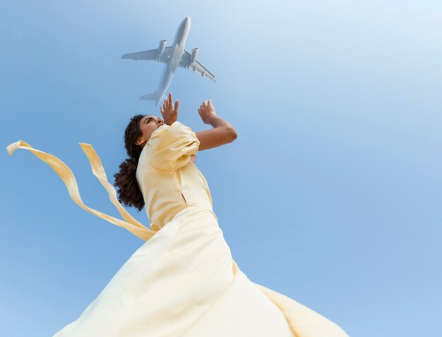 Menschenporträt mit Flugzeug, das in den Himmel fliegt