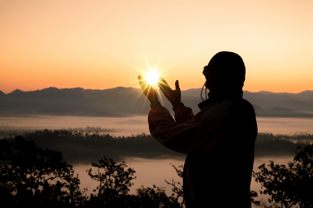 Kostenloses Foto menschliche hände öffnen die anbetung der handfläche.