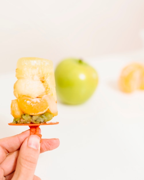 Menschliche Hand, die Popsicle hält